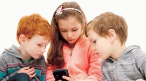 التواصل الاجتماعي على الاطفال